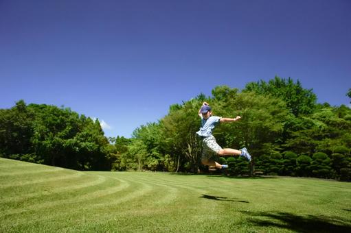 <人物>夏の公園で元気に遊ぶ男の子 <人物>夏の公園で元気に遊ぶ男の子 子供,男性,人物の写真素材