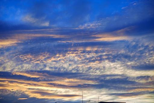 鮮やかな青とオレンジの空 鮮やかな青とオレンジの空 空,雲,夕焼けの写真素材