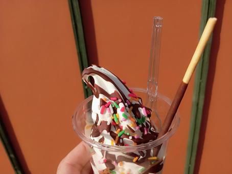 スプリンクルがかかったソフトクリームの写真