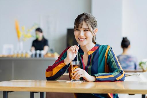 カフェでくつろぐ若い女性 カフェでくつろぐ若い女性 カフェ,女性,笑顔の写真素材
