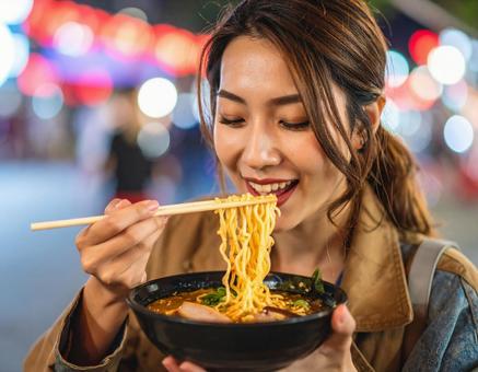ラーメンを食べる女性 ラーメンを食べる女性の写真