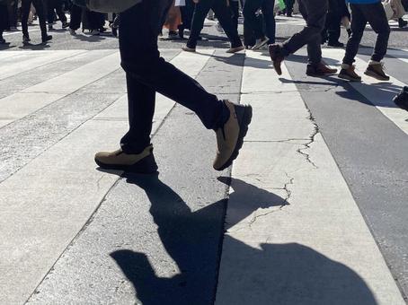 交差点　足早に往くシルエット スクランブル,交差点,シルエットの写真素材