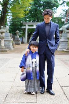 羽織袴の男の子の襟を整える父親 羽織袴の男の子の襟を整える父親の写真