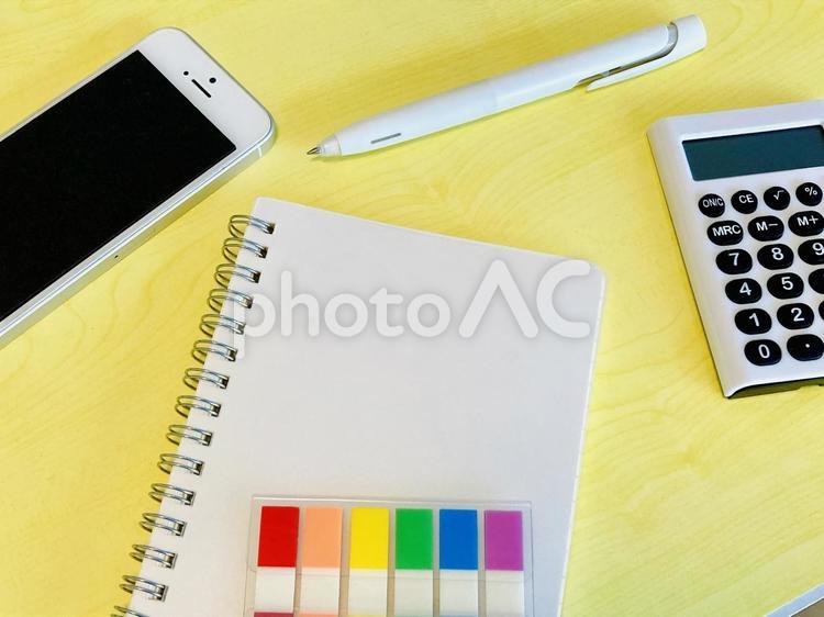 白紙のノートとスマホと文房具（黄色背景） ノート,文房具,スマホの写真素材