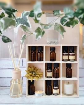 アロマサロンの小棚に並べられた精油ボトル アロマサロンの小棚に並べられた精油ボトル アロマ,アロマオイル,ボトルの写真素材