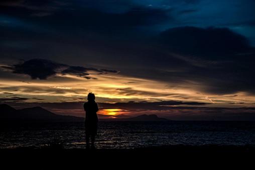 <Material> A boy strolling along the sea to watch the sunrise, JPG