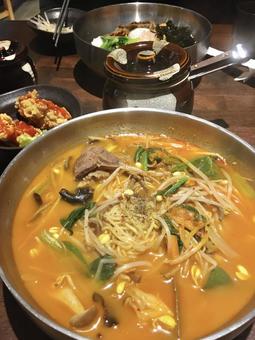 ウゴジカルビタンとヤンニョムチキン ウゴジカルビタンとヤンニョムチキン 韓国料理,ウゴジカルビタン,ヤンニョムチキンの写真素材
