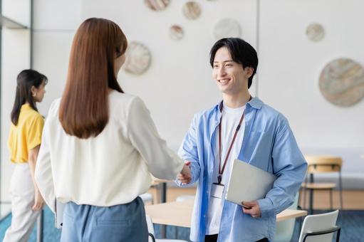 握手する若いビジネスパーソン 握手する若いビジネスパーソン ビジネス,ビジネスウーマン,ビジネスマンの写真素材