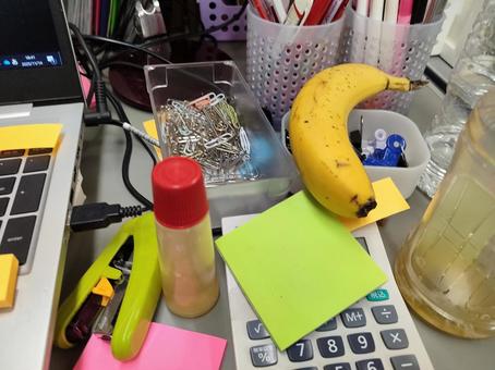 オフィス　机の上　散らかっている オフィス,事務,デスクの写真素材