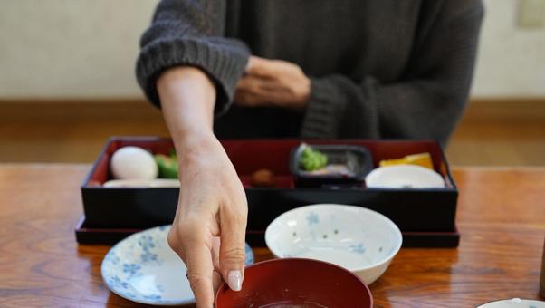 旅館の朝食を食べる女性 旅館の朝食を食べる女性 旅館,朝食,女性の写真素材