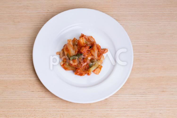 キムチ　お漬物　発酵 木のテーブル,ナチュラル,ブツ撮りの写真素材