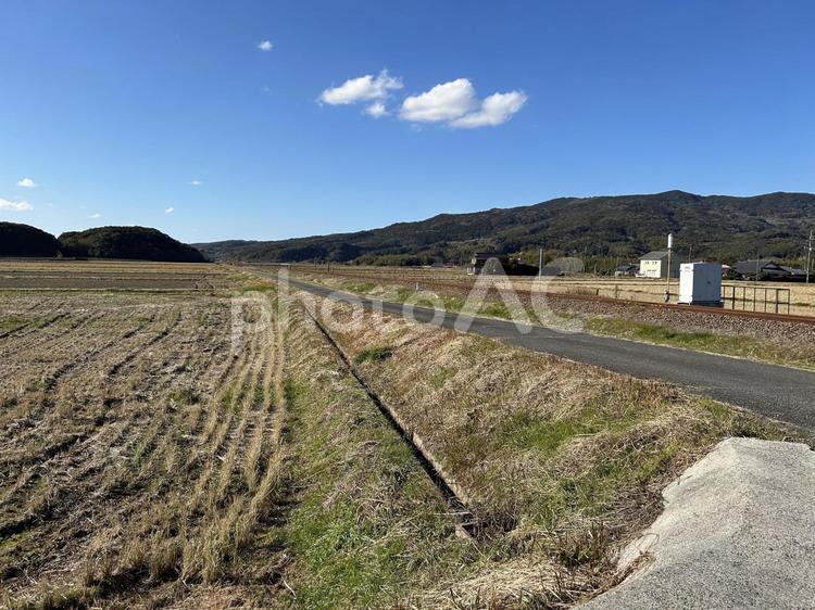 田舎の線路沿い 田んぼ,山,線路の写真素材