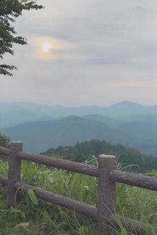 夕日と山 夕日と山の写真