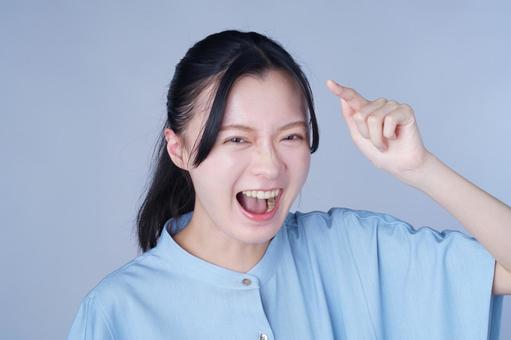 青い服の女性が口を開けている 女性,笑顔,笑うの写真素材