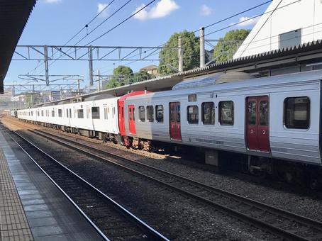 香椎駅に停車中の鹿児島本線の電車 香椎駅,jr九州,鹿児島本線の写真素材