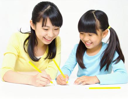 勉強をしている 児童と女性 13 勉強をしている 児童と女性 13の写真
