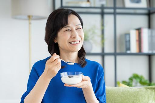 ヨーグルトを食べるミドルの女性 ヨーグルトを食べるミドルの女性 ヨーグルト,ダイエット,乳製品の写真素材
