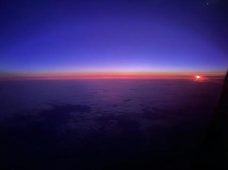 雲の上の夜明け 空,雲,朝焼けの写真素材