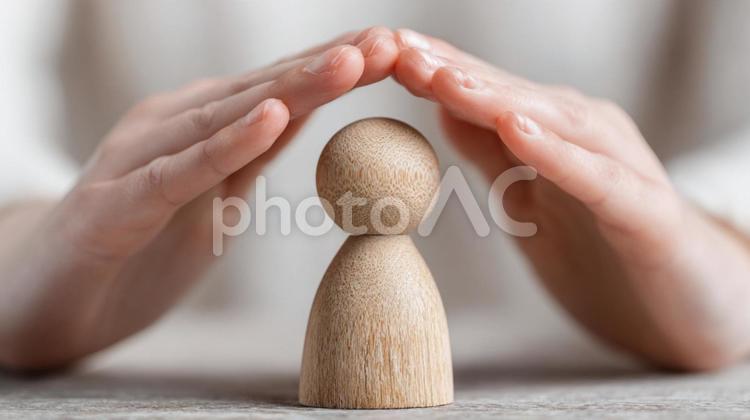 安全な未来を願う、家族の木製フィギュア 家族,人形,木の人形の写真素材