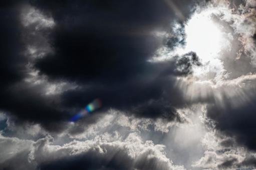 曇天の空と眩しい太陽 曇天の空と眩しい太陽 異世界,ファンタジー,光芒の写真素材