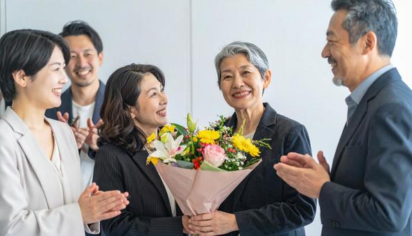 定年退職するベテラン社員 定年退職するベテラン社員の写真