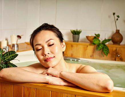 バスタイムに浴槽でリラックスする女性の写真