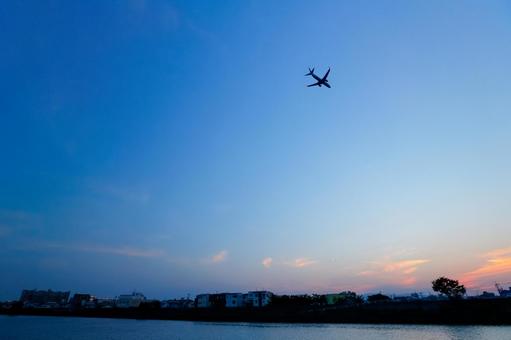 夕焼け空と飛行機のシルエット 飛行機,シルエット,夕焼けの写真素材