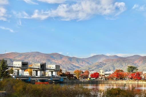 紅葉　長野県　諏訪湖　釜口水門 日本,長野県,諏訪湖の写真素材