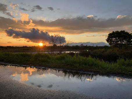 水たまりに映る美しい夕焼け 水たまりに映る美しい夕焼けの写真