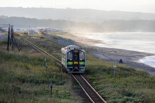 オホーツク海とH100系車両よ夕暮れ オホーツク海とH100系車両よ夕暮れ 鉄道,駅舎,展望台の写真素材