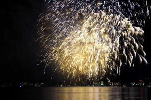 鮮やかな湖上打ち上げ花火/松江水郷祭 鮮やかな湖上打ち上げ花火/松江水郷祭の写真
