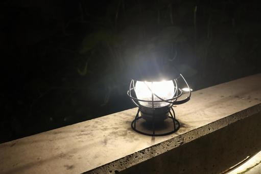 夜を照らすランタンの灯り 夜を照らすランタンの灯り ランタン,光,灯りの写真素材
