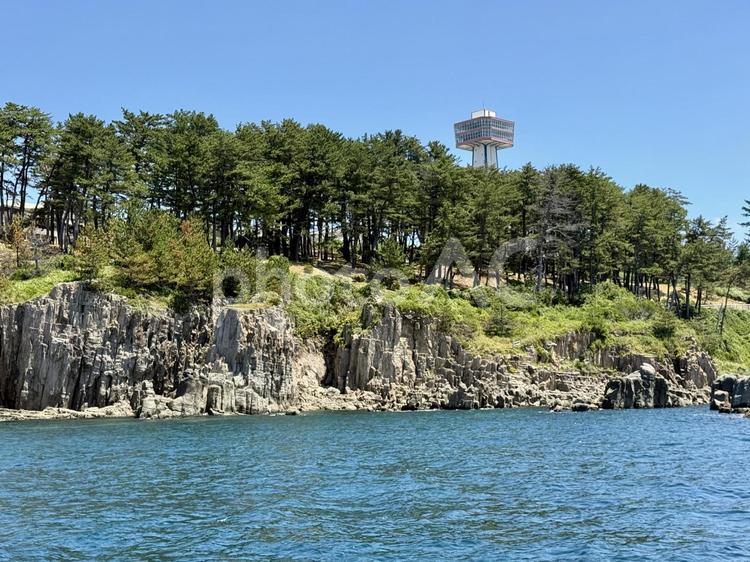 横から見た東尋坊　遊覧船からの景色 柱状節理,水面,遊覧船の写真素材