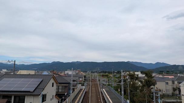 線路と白い雲の写真