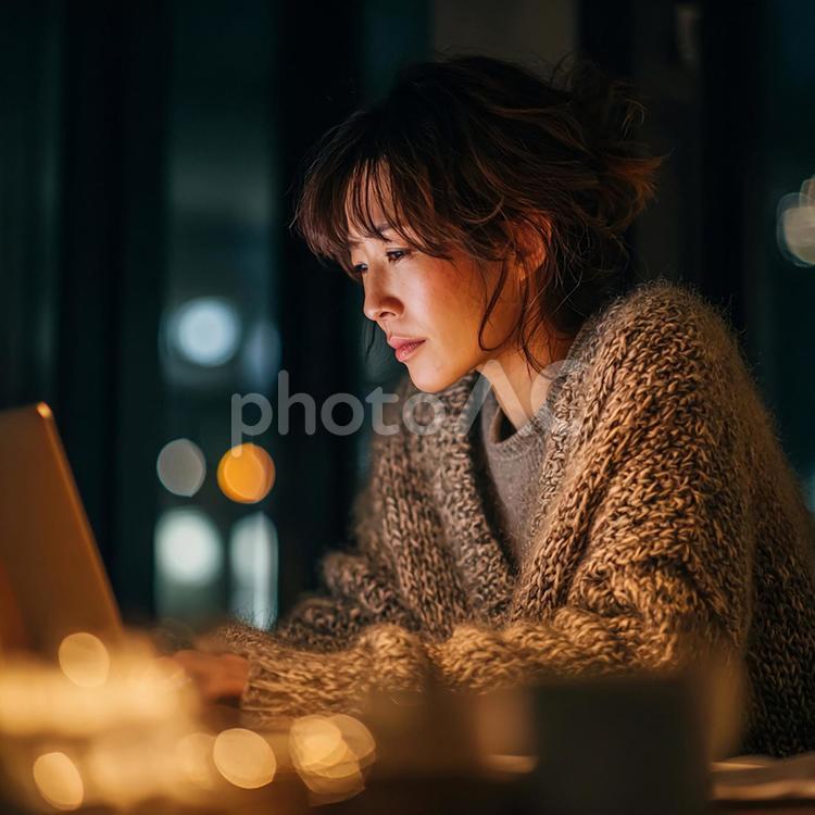 作業に取り組むキャリアウーマン 日本人,女性,オフィスワーカーの写真素材