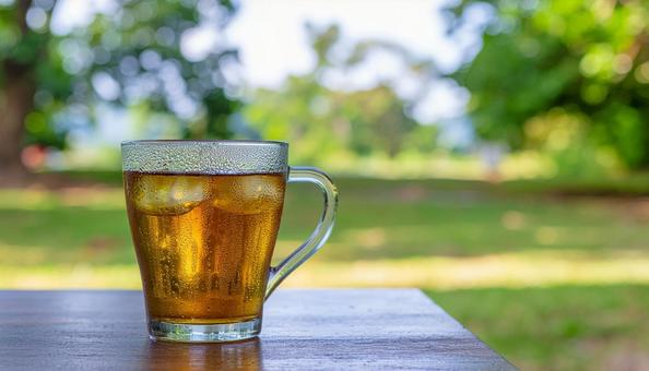 麦茶 夏 ガラスのコップ 氷入り 麦茶 夏 ガラスのコップ 氷入りの写真