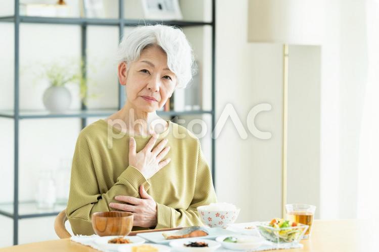 体調不良のシニアの女性 食欲不振,食事,シニアの写真素材