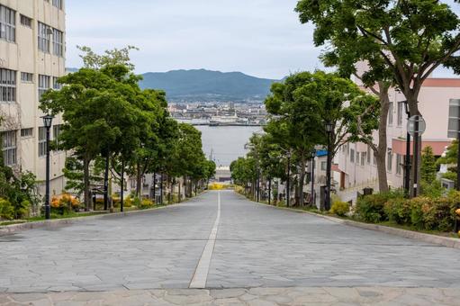 道路の奥に海と船が見える坂道 道路の奥に海と船が見える坂道 八幡坂,船,海の写真素材