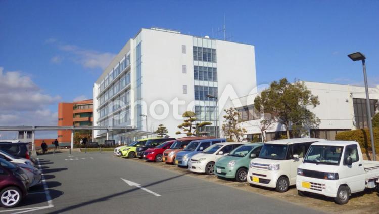 田舎町の役所の駐車場 市役所,役所,駐車場の写真素材
