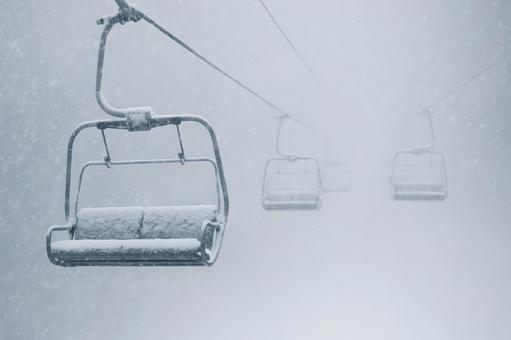 積雪のスキーリフト 積雪のスキーリフトの写真