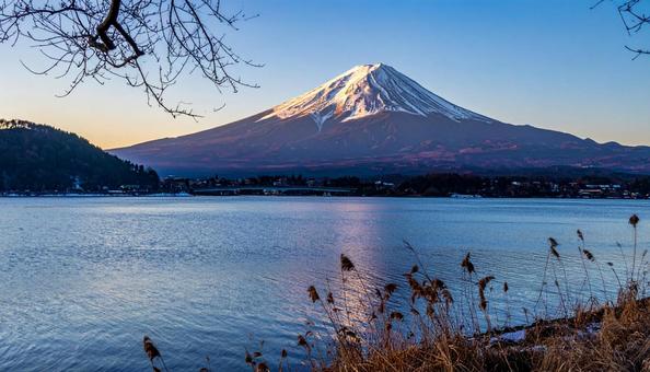 湖から望む山 湖から望む山の写真