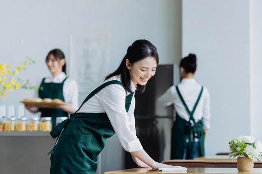 カフェで働く若い女性 カフェで働く若い女性 飲食店,アルバイト,カフェの写真素材