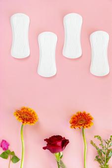 生理用ナプキンといろいろな花 生理,月経,生理用品の写真素材