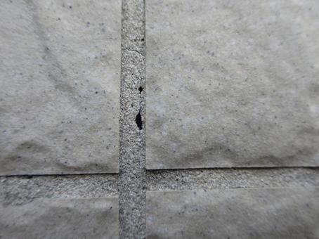 コンクリート壁にできた小さい穴 コンクリート壁にできた小さい穴の写真