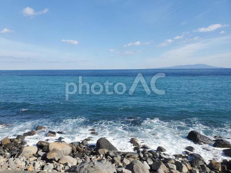 伊豆急行線車窓からの青い海 海,空,伊豆急行線の写真素材