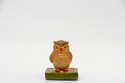 可愛らしい小さなフクロウの飾り フクロウ,置物,白背景の写真素材