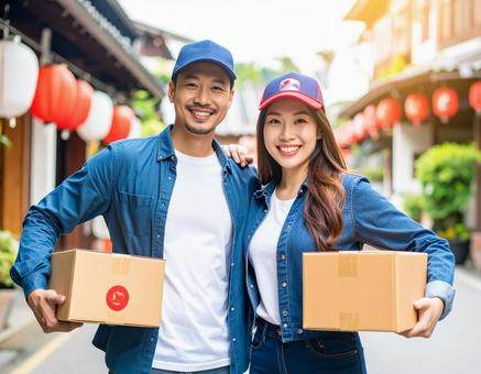 ダンボールを持つ運送業者の男女 ダンボールを持つ運送業者の男女の写真