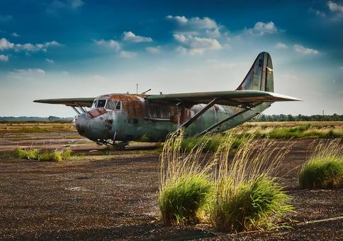 廃墟空港に佇む朽ちた飛行機 廃墟空港に佇む朽ちた飛行機の写真
