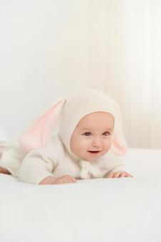 うさぎの服を着ているかわいい赤ちゃん うさぎの服を着ているかわいい赤ちゃん 赤ちゃん,かわいい,うさぎの写真素材