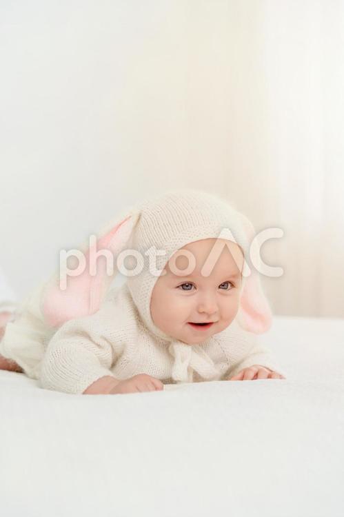 うさぎの服を着ているかわいい赤ちゃん 赤ちゃん,かわいい,うさぎの写真素材